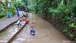 Foto Anak-anak di Ciamis Isi Libur Lebaran di Saluran Irigasi