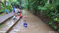 Wabah Corona ini membuat sejumlah obyek wisata di Ciamis, Jawa Barat, ditutup sementara. Saluran irigasi ini cukup aman bagi anak-anak berenang  karena dibendung menggunakan bambu yang cukup rapat. Sehingga tak khawatir akan terbawa hanyut