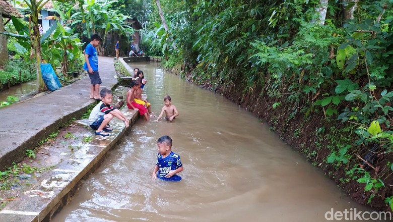 Saluran Irigasi di Linggasari, Ciamis Saluran Irigasi di Linggasari, Ciamis