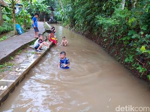Tempat Wisata Tutup Saat Lebaran, Anak-anak Bermain di Saluran Irigasi