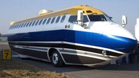 Dalam modifikasinya VACA, memotong sayap dan ekornya, lalu menyambungnya ke bus Mercedes-Benz dengan kapasitas tempat duduk hingga 40 orang. Foto: autoevolution