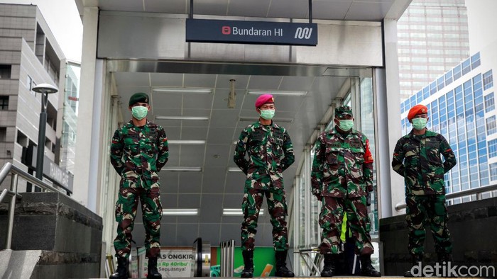 Personil TNI berjaga di Stasiun MRT Bundaraan HI, Jakarta, Selasa (26/5). Kedepannya aparat gabungan TNI dan Polri akan dikerahkan.