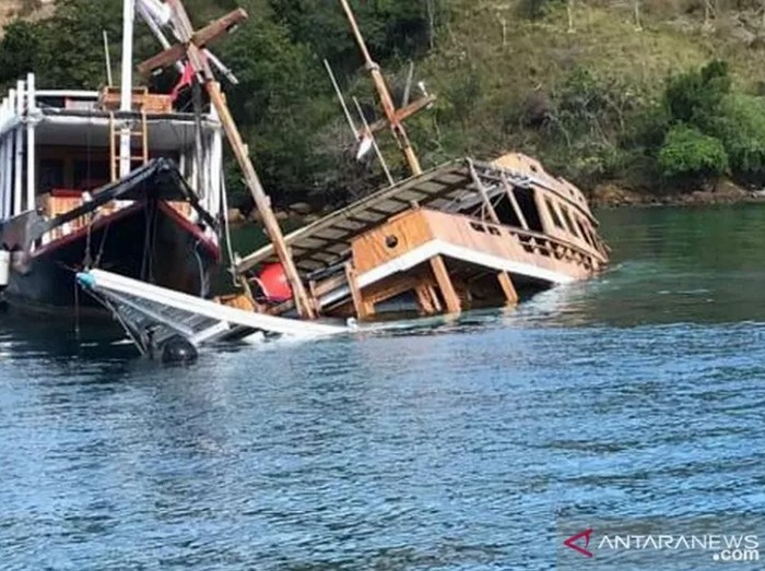 Salah satukapal phinisi yang sering digunakan oleh wisatawan untuk berwisata di taman nasional komodo, tenggelam di perairan Labuna Bajo.