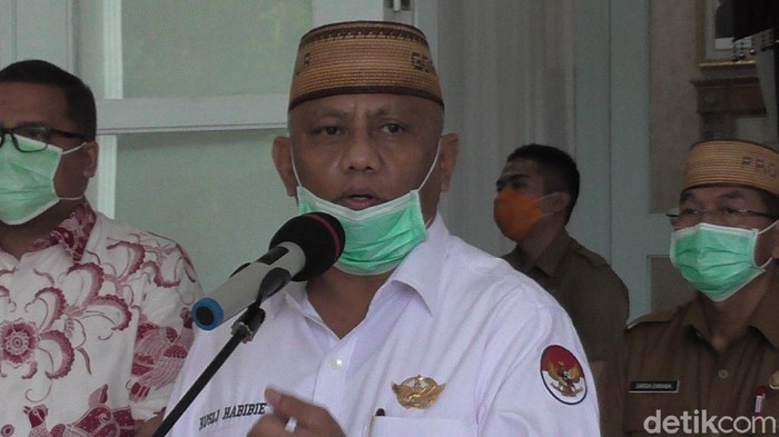 Gubernur Gorontalo Rusli Habibie