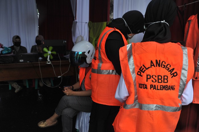 Ada sanksi yang menunggu bagi para pelanggar PSBB di Palembang. Sanksi yang dikenakan pun beragam mulai dari bayar denda hingga melakukan pelayanan sosial.