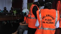 Sejumlah warga mengenakan rompi pelanggar PSBB (Pembatasan Sosial Berskala Besar) di Posko Gugus Tugas Penanggulangan COVID-19 di Palembang, Sumatera Selatan, Selasa (26/5/2020).