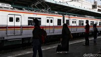 Para calon penumpang juga tetap menjaga jarak saat menunggu kedatangan KRL.