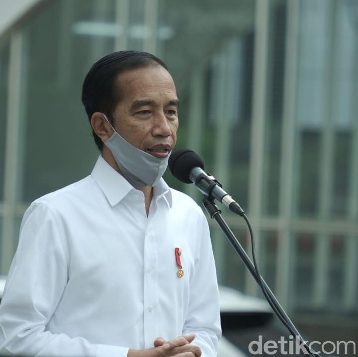Presiden Jokowi, Panglima TNI, dan Gubernur DKI Anies Baswedan meninjau persiapan kesiapan New Normal di Stasiun MRT