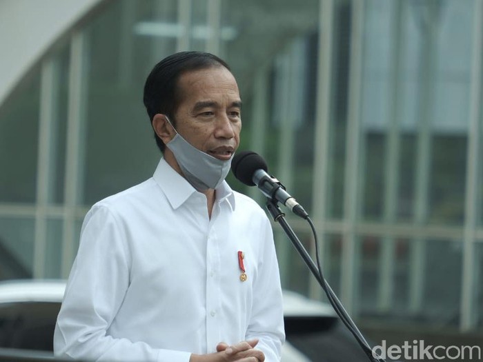 Presiden Jokowi, Panglima TNI, dan Gubernur DKI Anies Baswedan meninjau persiapan kesiapan New Normal di Stasiun MRT