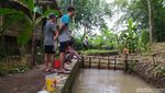 Foto Anak-anak di Ciamis Isi Libur Lebaran di Saluran Irigasi
