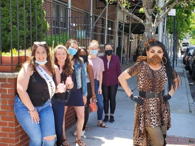 Jika menginginkan seorang drag queen yang menjadi pengantar makanan, maka pelanggan cukup membeli makanan di restoran bernama Frescos Cantina sebesar Rp 723 ribu dan menambahkan sekitar Rp 217 ribu untuk membayar jasa dari drag queen tersebut. Foto: Frescos Cantina