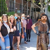 Jika menginginkan seorang drag queen yang menjadi pengantar makanan, maka pelanggan cukup membeli makanan di restoran bernama Frescos Cantina sebesar Rp 723 ribu dan menambahkan sekitar Rp 217 ribu untuk membayar jasa dari drag queen tersebut. Foto: Frescos Cantina