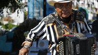 Dengan mengandalkan akordion miliknya, 22 tahun sudah Victor mencari nafkah sebagai musisi pemakaman yang mengiringi prosesi pemakaman jenazah di kawasan Meksiko.