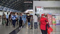 Hingga hari ini para penumpang KRL tetap mematuhi aturan PSBB, yaitu memakai masker.