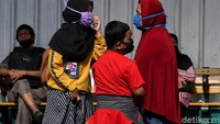 Kurangnya kesadaran masyarakat akan penerapan protokol kesehatan guna memutus mata rantai penyebaran virus Corona terbilang masih sangat rendah. Pradita Utama/detikcom.