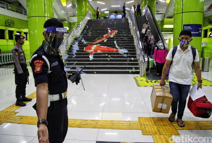 Petugas gabungan perketat pemeriksaan penumpang dari luar kota yang tiba di Stasiun Gambir. Hal itu dilakukan sebagai upaya pencegahan penyebaran virus Corona.