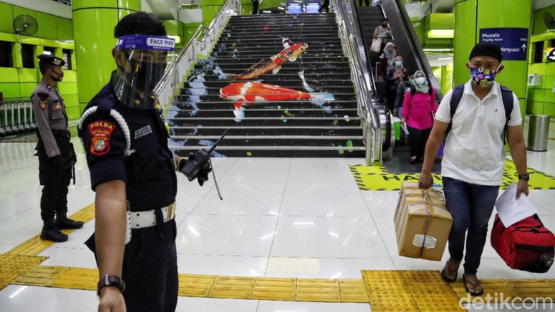 Pemeriksaan Penumpang dari Luar Kota di Stasiun Gambir Diperketat Petugas gabungan perketat pemeriksaan penumpang dari luar kota yang tiba di Stasiun Gambir. Hal itu dilakukan sebagai upaya pencegahan penyebaran virus Corona.