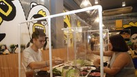 Salah satunya restoran di Bangkok ini. Pengunjung bisa makan di area resto yang sudah diberi sekat pembatas. Dengan cara ini diharapkan virus Covid-19 tidak menyebar dan menularkan ke banyak orang. Foto: istimewa