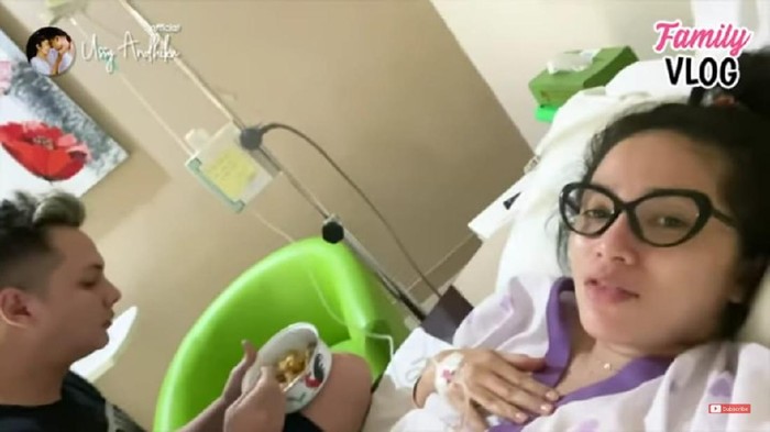 Ussy Sulistiawaty makan ketupat di rumah sakit