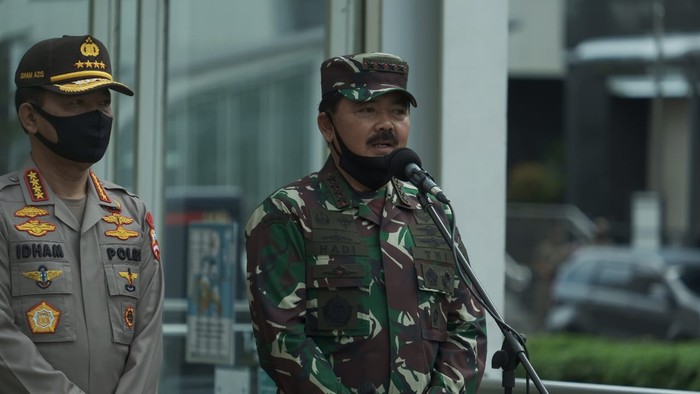 Presiden Jokowi, Panglima TNI, dan Gubernur DKI Anies Baswedan meninjau persiapan kesiapan New Normal di Stasiun MRT