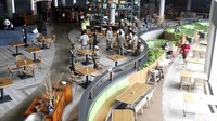 Petugas gabungan memberikan imbauan dan menertibkan restoran yang menyediakan makan di tempat di Cisarua, Puncak, Kabupaten Bogor, Jawa Barat, Selasa (26/5/2020). ANTARA FOTO/Yulius Satria Wijaya.