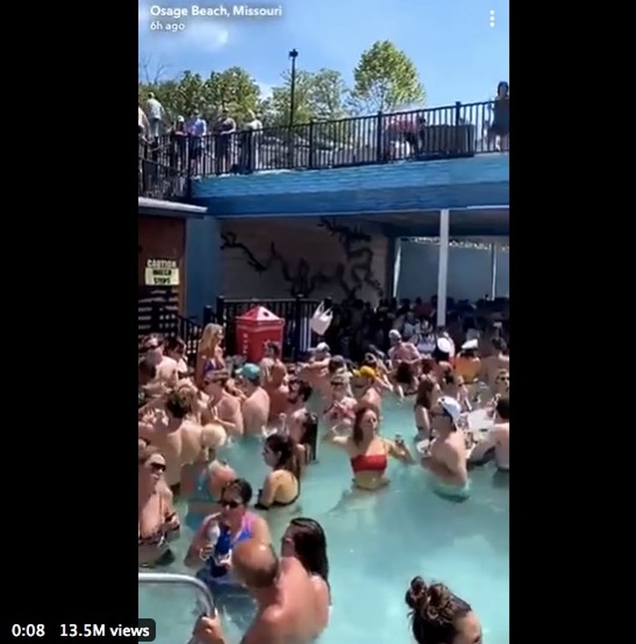 Orang Amerika Berjemur di Danau