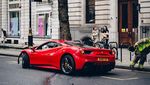 Duh, Ferrari Ringsek Usai Nabrak Bus Tingkat