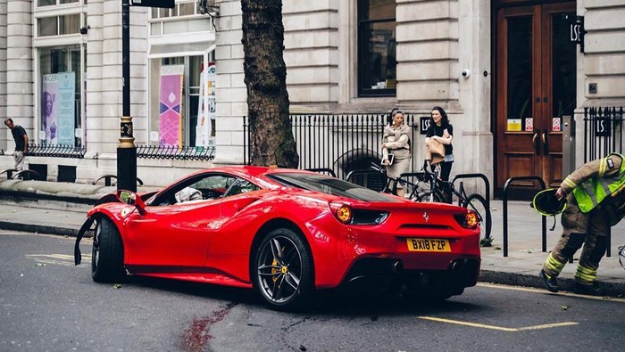 Ferrari ringsek usai nabrak bus