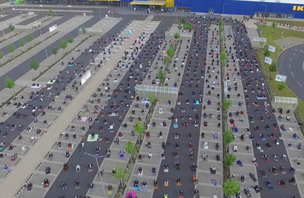 Total ada 700 orang jamaah yang mengikuti ibadah Salat Idul Fitri di parkiran Ikea. Ibadah Salat Id di Ikea itu bisa terlaksana berkat 2 pimpinan masjid yang melakukan pendekatan terhadap toko Ikea di kota Wetzlar. (Twitter/@AbdirahimS) Total ada 700 orang jamaah yang mengikuti ibadah Salat Idul Fitri di parkiran Ikea. Ibadah Salat Id di Ikea itu bisa terlaksana berkat 2 pimpinan masjid yang melakukan pendekatan terhadap toko Ikea di kota Wetzlar. (Twitter/@AbdirahimS)