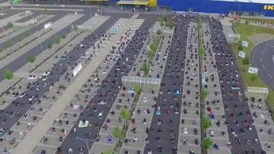 Foto: Saat Muslim Jerman Salat Idul Fitri di Parkiran Ikea