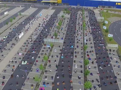 Foto: Saat Muslim Jerman Salat Idul Fitri di Parkiran Ikea