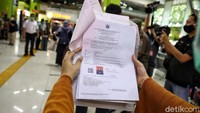 Para penumpang yang tiba di Stasiun Gambir tersebut diperiksa surat izin keluar-masuk (SIKM) Jakarta.