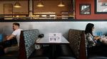 Trik Restoran di Dunia yang Mulai Beroperasi dengan Sistem New Normal