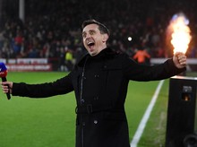 Lengah Dikit, Gary Neville Audisi Jadi Bassis Band Lengah Dikit, Gary Neville Audisi Jadi Bassis Band