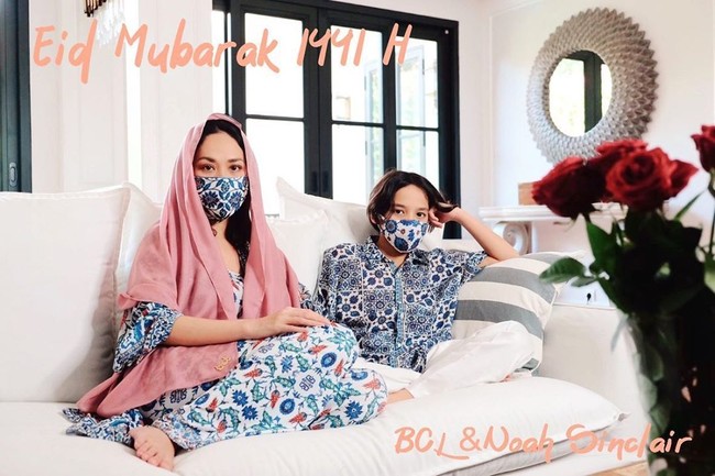 Pada Hari Lebaran 2020, BCL tampil bersahaja dalam balutan busana kembaran bersama putranya Noah Sinclair. BCL dan Noah sama-sama mengenakan busana dari desainer Ghea Panggabean. Foto: Instagram @bclsinclair.