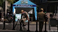 Tampak Satpol PP berjaga di sejumlah titik.
