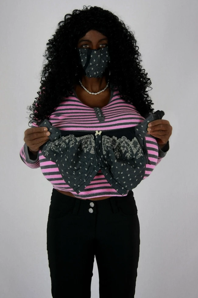 Karena ukuran dadanya semakin tahun semakin besar karena implan payudara, bra Martina terdahulu sudah tidak cukup lagi. Meski begitu, tetap saja satu branya bisa menghasilkan 12 masker. Foto: dok. Pribadi (Martina Big)