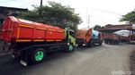 Habis Lebaran Truk Sampah Antri di Bantargebang