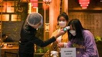 Hanya orang dengan suhu tubuh normal yang boleh masuk ke area restoran. jika dalam kondisi demam atau memiliki masalah kesehatan, jangan harap bisa masuk dan makan di restoran. Foto: istimewa