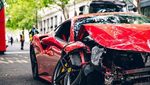 Duh, Ferrari Ringsek Usai Nabrak Bus Tingkat