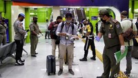 Dalam melakukan pemeriksaan SIKM tersebut Dirlantas Polda Metro Jaya, Kombes Sambodo Purnomo Yogo memastikan petugas yang memeriksa SIKM tak akan bisa dikelabui dengan surat palsu. Pasalnya, kata dia, polisi akan didampingi petugas dari Satpol PP dan Dinas Pehubungan untuk memastikan SIKM itu asli akan menggunakan scan barcode.