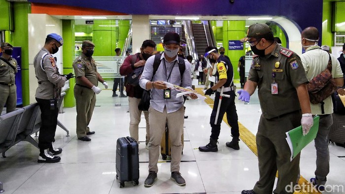 Petugas gabungan perketat pemeriksaan penumpang dari luar kota yang tiba di Stasiun Gambir. Hal itu dilakukan sebagai upaya pencegahan penyebaran virus Corona.