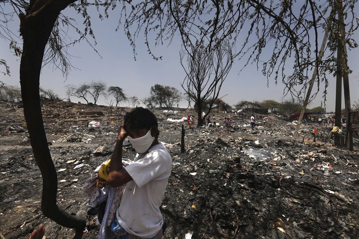 Potret Kawasan Kumuh India yang Porak Poranda Dilalap Si Jago Merah Ribuan gubuk di kawasan New Delhi, India, ludes dilalap si jago merah. Kawasan itu diketahui menjadi tempat tinggal sejumlah buruh harian dari negara lain.