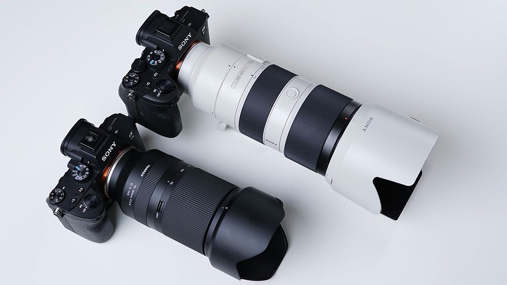 Kiri: Tamron 70-180mm dibandingkan Sony GM 70-200mm (kanan) terlihat lebih ringkas.