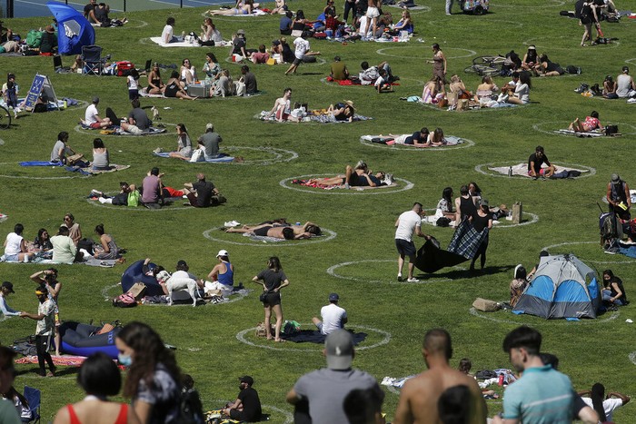 Warga di California, AS, punya cara menarik untuk melepas penat namun tetap memperhatikan upaya pencegahan virus Corona. Seperti apa caranya? Yuk, lihat.