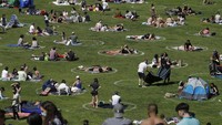Sejumlah lingkaran dibuat di Dolores Park yang berada di kawasan San Fransisco, California, Amerika Serikat, untuk mencegah penyebaran virus Corona. Lingkaran tersebut nantinya diisi oleh masyarakat yang hendak beraktivitas di taman tersebut namun tetap melakukan upaya pencegahan penyebaran virus Corona.