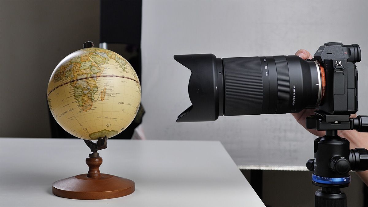 Lensa ini bisa fokus sangat dekat, yaitu 27cm, tapi dalam kondisi manual fokus dan jarak fokal 70mm saja.