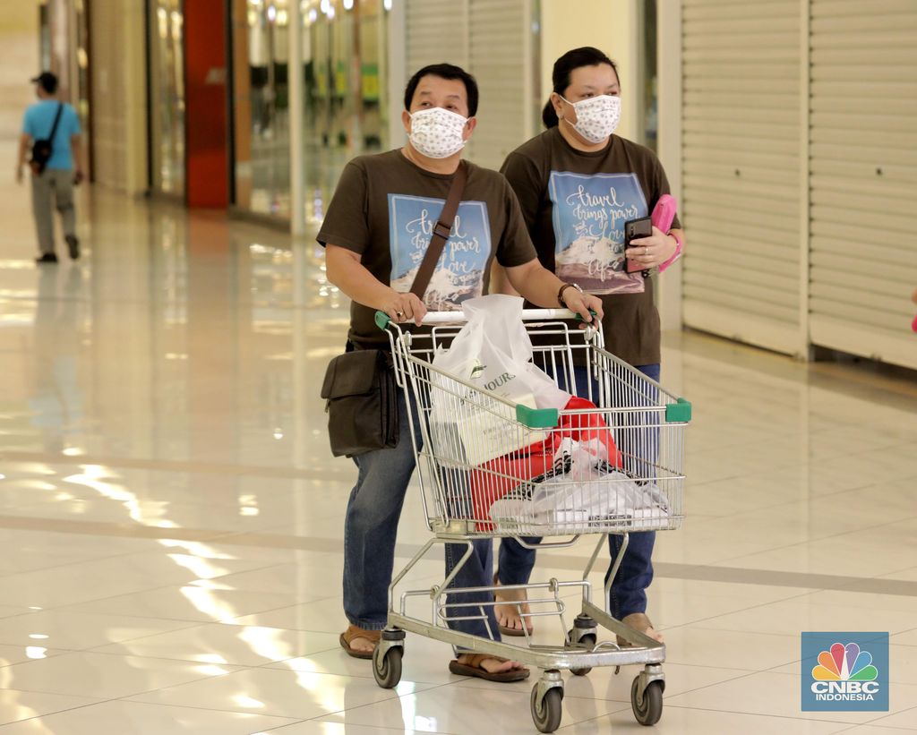 Pengunjung saat membeli makanan di Mall Summarecon Bekasi, Selasa (26/5). Pantauan CNBC Indonesia Summarecon Mall Bekasi hingga kini masih beroperasi secara terbatas imbas pandemi COVID-19. Hanya toko makanan dan farmasi yang buka di pusat perbelanjaan ini. Namun untuk gerai makanan tidak melayani makan di tempat. Usai Presiden RI Jokowi meninjau  mall Summarecon dalam waktu dekat siap beroperasi secara penuh karena kasus positif virus Corona di wilayah tersebut sudah landai dan dikategorikan zona hijau. Nantinya pengunjung mal bakal dibatasi hanya 50% dari kapasitas normal. Begitu pula dengan gerai-gerai yang ada di dalamnya, kapasitasnya hanya boleh 50% dari kondisi normal. (CNBC Indonesia/ Muhammad Sabki)