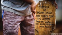 Papan nisan tersebut terlihat berada di antara papan nisan lainnya yang berada di kawasan TPU tersebut.