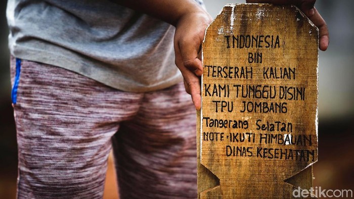 Nisan Bin Terserah Kalian Hiasi TPU di Tangerang Selatan Nisan bertuliskan Indonesia bin Terserah Kalian terlihat di antara nisan-nisan yang berada di kawasan TPU Jombang, Tangerang Selatan. Berikut potretnya.